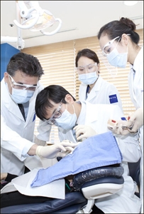 임플란트는 상실된 치아 부위에 인공치아를 넣어 치아의 기능을 되살려 주는 치료다.