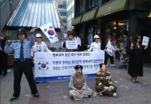 애국주의연대가 지난해 9월 20일 홍대입구에서 종북세력 엄단촉구 애국캠페인을 전개하고 있다