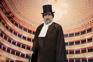 베르디 입상이 대구오페라하우스 로비에 있다.