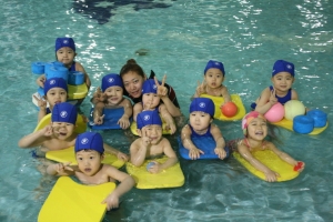 유아스포츠단 수영 수업이 진행되고 있다.