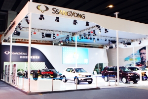 쌍용자동차가 광저우 모터쇼에 참가하고 관람객들에게 직접 체험 기회를 제공하는 등 중국 시장