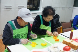 삼전종합사회복지관은 주민들과 해피스쿨 어르신이 함께하는 요리활동을 진행했다.