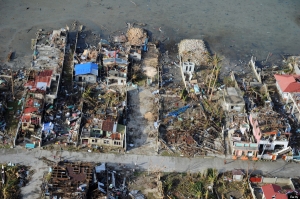 필리핀이 레이타섬이 태풍 하이옌의 영향으로 현재까지 최소 3974명이 숨지고 1186명이 