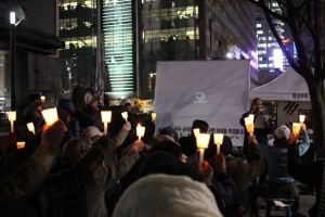 애국주의연대가 지난해 11월 23일밤 광화문 한국kt 앞에서 연평도 포격사건 2주기 순국장