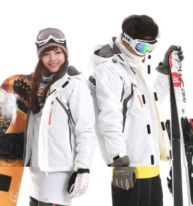 스트릿 패션으로 완성한 스키장 패션이 주목을 받고 있다.