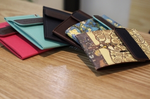 아트뮤가 머니클립지갑 기능의 카드지갑 목걸이케이스를 출시했다.