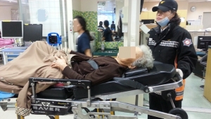 김유임 경기도의원이 6일 소방대원들과 함께 구급현장에 출동해 가정집에서 쓰러져 허리를 다친