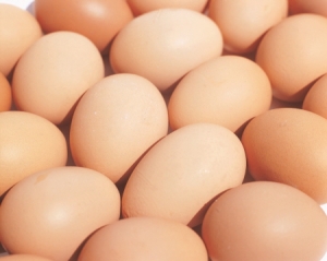 계란팩은 피부에 영양을 공급하고 모공을 수축하는 효과가 있다.