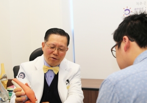 대한민국 주석병원에서 첫 진료를 시작한 정형외과 김정만 교수
