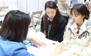 8일 한국방송통신대 본부에 위치한 입학지원센터를 찾은 수험생들이 입학상담을 받고 있다. 한