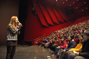 전국 800여 명의 중·고등학생들이 개그우먼 신보라·박지선이 들려주는 따뜻한 잔소리를 듣기