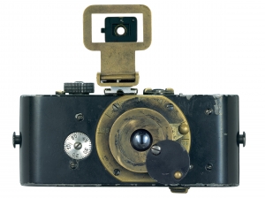 오스카 바르낙이 1914년에 최초의 35mm 카메라 Ur-Leica(우르라이카)를 발명했다