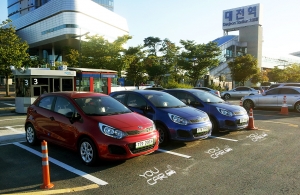 KTX 대전역 고객주차장에 대기중인 카셰어링 유카 차량의 모습