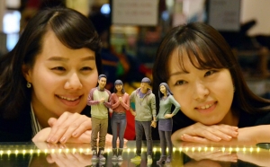디큐브백화점은 고객과 똑같이 생긴 3D 프린팅 피규어를 경품으로 증정하는 이색 이벤트를 펼
