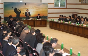 박승호 포항시장이 마지막 확대간부회의를 주관했다.