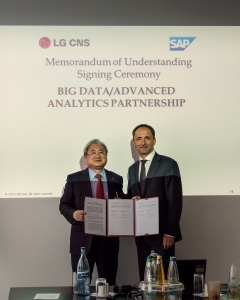 짐 스나베 SAP 공동 CEO(오른쪽)와 김대훈 LG CNS 대표가 3일 독일 발도로프에 