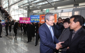 박승호 포항시장이 퇴임식에 앞서 전 공무원과 인사를 나누었다.