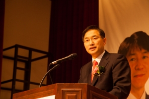 정원동 박사가 출판기념회에서 연설하는 모습
