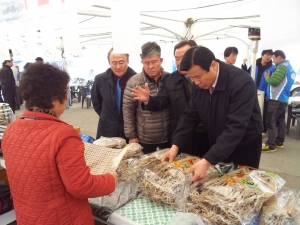 김재홍 포항시 부시장이 구룡포 수산물 한마당 잔치를 방문했다.