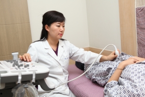 김현진 원장이 자궁근종 환자를  진료하고 있다.