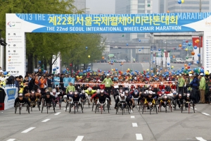 지난해 열린 제22회 서울국제휠체어마라톤대회의 경기 모습이다.