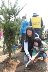 소아암 어린이 희망나무심기에 참가한 아역 배우 김유정 양(왼쪽)이 소아암 어린이(오른쪽)와