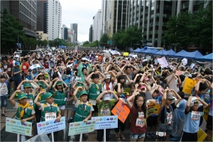 제1회 사제동행 걷기대회의 참가자들이 모여 기념 촬영을 하고 있다.
사진제공 - (사)한국