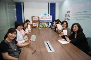 미디어윌 벼룩시장 서울 고객센터 텔레마케터들이 어버이날을 맞이하여 결연을 맺은 40여명의 