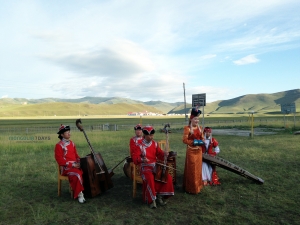 몽골 초원에서 야외 음악회가 펼쳐지고 있다.