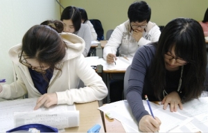 대치동 신우성학원(www.shinwoosung.com)은 재수생과 고2~3학년들을 대상으로