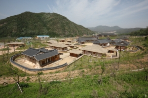 청송문화관광재단이 한옥체험 숙박시설인 민예촌을 시범 운영한다.