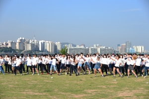한국방송예술교육진흥원 재학생들이 6.4 지방선거 투표에 참여하자는 메시지를 담은 플래시몹을