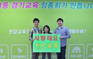 정종희 후보의 제자 김선택 씨(왼쪽)와 류주현 씨(오른쪽), 전 귀인중 교장 김광순 선생님
