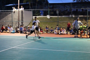 린든 괌 영어캠프 중 테니스레슨 모습이다.