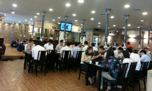 점심시간에 고객들이 많이 방문하고 있다.
