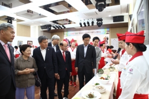 지난 7일 청송문화예술회관에서 청송군향토음식아카데미 수료식 및 품평회를 가졌다.