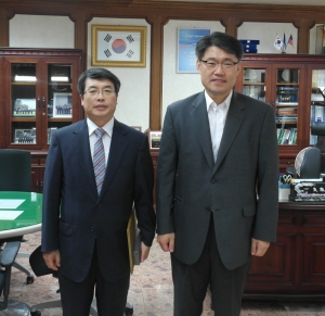 왼쪽부터 곽병선 교수, 김우현 군산지청장이 기념촬영을 하고 있다.
