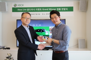 (좌) 한국마이크로소프트 컨슈머 채널 그룹의 유우종 상무, (우)Xbox Live 골드러시