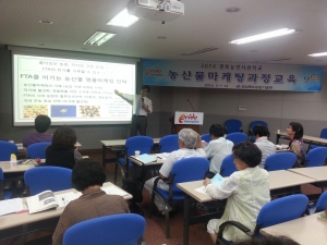 직거래 대표 창의전략연구소 유희성 소장(강소농 육성 전문강사)이 2014년 경북농민사관학교