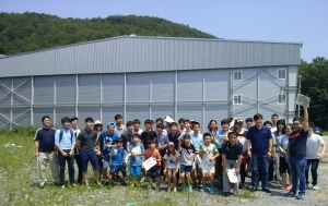 부산로봇산업협회는 21일 로봇으로 인삼을 키우는 부산기업 애그로닉스의 울산식물공장과 한국 