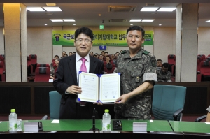 서울디지털대 정오영 총장(좌)과 육군 보병학교 학교장 이문석 장군(우)이 협약서에 서명 후