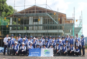 볼보건설기계코리아 임직원들이 여름휴가를 반납하고 14년간 지속적으로 2014사랑의 집 짓기