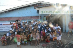 하이서울유스호스텔 대학생 해외봉사단이 필리핀 바세코에서 봉사활동을 하고 있다.