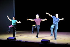 칼 쉐퍼, 에릭 스턴, 사키 세명의 강사가 수학과 댄스를 진행하고 있다.