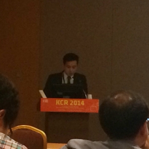 KCR 2014에서 정계정맥류 색전술 연구 내용을 발표 중인 김건우 원장