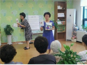 도봉데이케어센터에서 봉사활동을 하고 있는 어르신