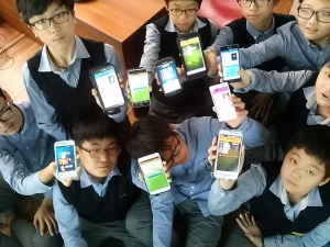 서귀포 중학교 모바일 앱 창작에 참여한 학생들이 스스로 직접 만든 모바일 앱을 선보이고 있