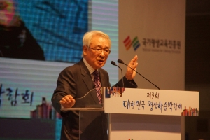 EK티쳐 한국어교사원격평생교육원장 이순재는 대한민국 평생학습박람회에 참석하여 자신의 배움에