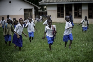 수업을 마치고 뛰어 나오는 방기(Bangui) SOS 어린이 마을의 학생들