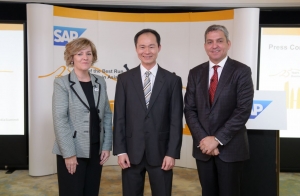 어데어 폭스-마틴 SAP APJ 회장, 퀙 스위 콴 싱가포르개발은행 부사장, 롭 엔슬린 S